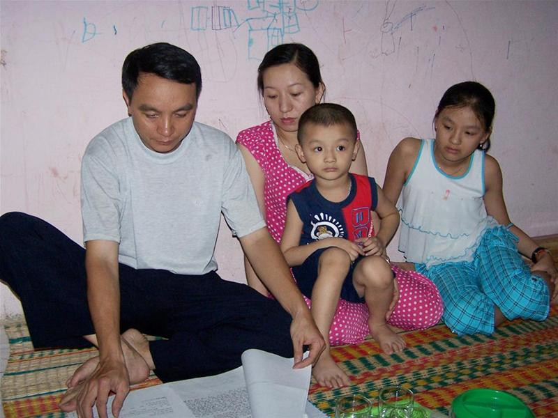 Ông Sỹ cùng vợ và hai đứa con đang xem lại hồ sơ, tài liệu, để trình bày nỗi khổ với PV Tiền phong Trụ sở Điện lực Kon Tum - nơi ông Sỹ công tác