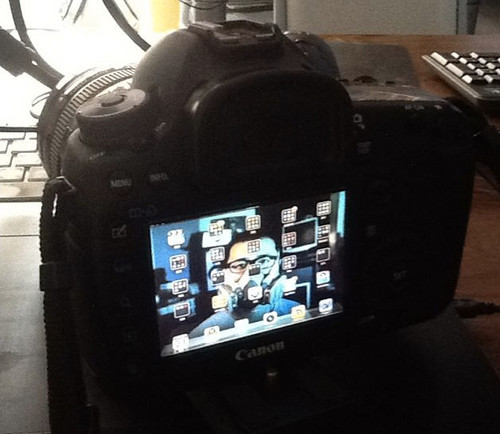 Canon 5D Mark III với nền tảng iOS, màn hình hiển thị nhiều tập ứng dụng khác nhau