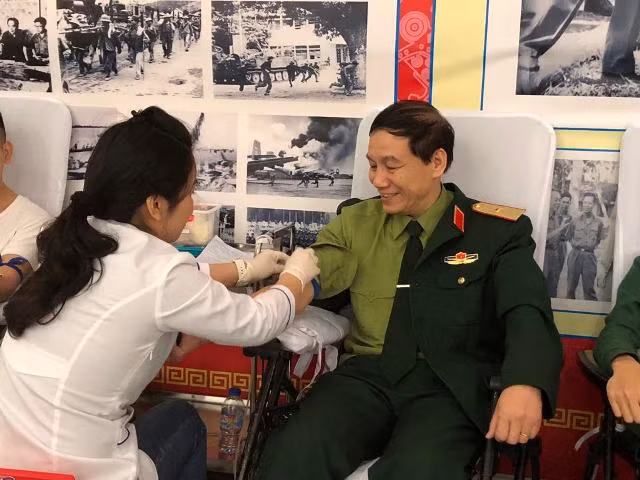 Gần 1.000 cán bộ, chiến sĩ áo lính hiến máu tình nguyện ảnh 1