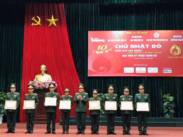 Gần 1.000 cán bộ, chiến sĩ áo lính hiến máu tình nguyện ảnh 3