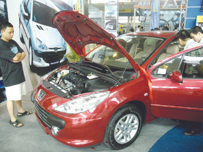 Nhiều loại ô tô tăng giá hàng chục triệu đồng/chiếc do tỷ giá tăng. Ảnh: Hồng Vĩnh. Nhiều loại ô tô tăng giá hàng chục triệu đồng/chiếc do tỷ giá tăng Ảnh: Hồng Vĩnh