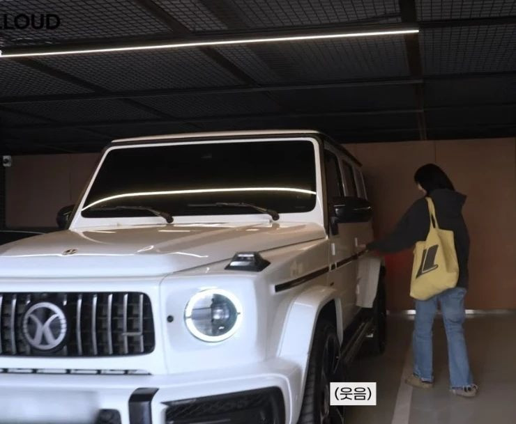 Theo người hâm mộ, siêu xe của Lisa là chiếc Mercedes-Benz G63 Mansory phiên bản siêu giới hạn. Theo người hâm mộ, siêu xe của Lisa là chiếc Mercedes-Benz G63 Mansory phiên bản siêu giới hạn.