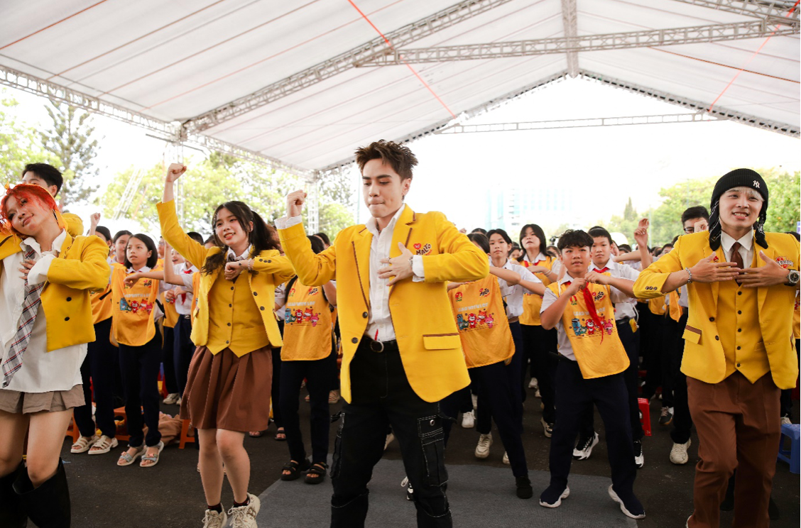 Quang Hùng Master D, Fanny – Vũ Thịnh, Luna – Lê Đức tham gia đồng diễn cùng học sinh. Quang Hùng Master D, Fanny – Vũ Thịnh, Luna – Lê Đức tham gia đồng diễn cùng học sinh.