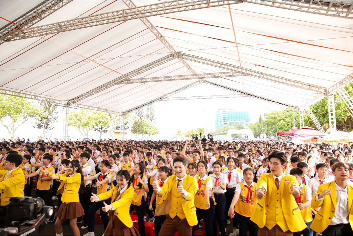 Hàng loạt ca sĩ, KOLs được teen yêu thích tham gia đồng diễn trong chương trình Hàng loạt ca sĩ, KOLs được teen yêu thích tham gia đồng diễn trong chương trình