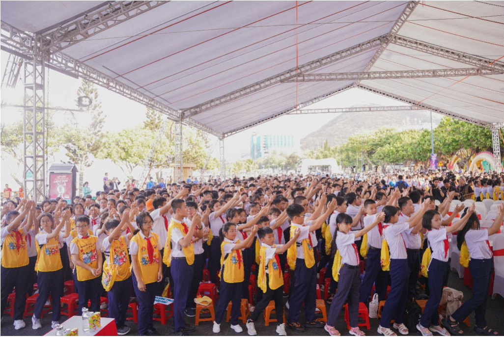 5 triệu học sinh của hơn 10 ngàn trường THCS trên cả nước đã tham gia màn đồng diễn 5 triệu học sinh của hơn 10 ngàn trường THCS trên cả nước đã tham gia màn đồng diễn