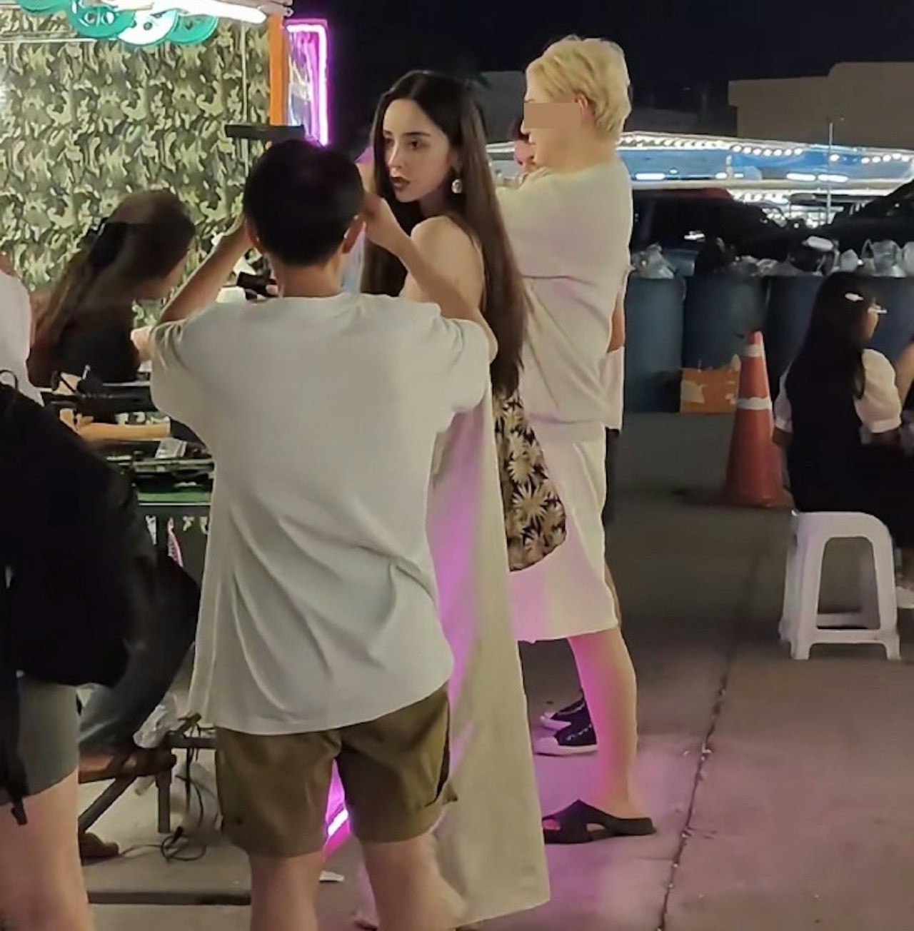 Cổ Lực Na Trát được phát hiện đi du lịch ở đảo Phuket. Ảnh: Weibo.