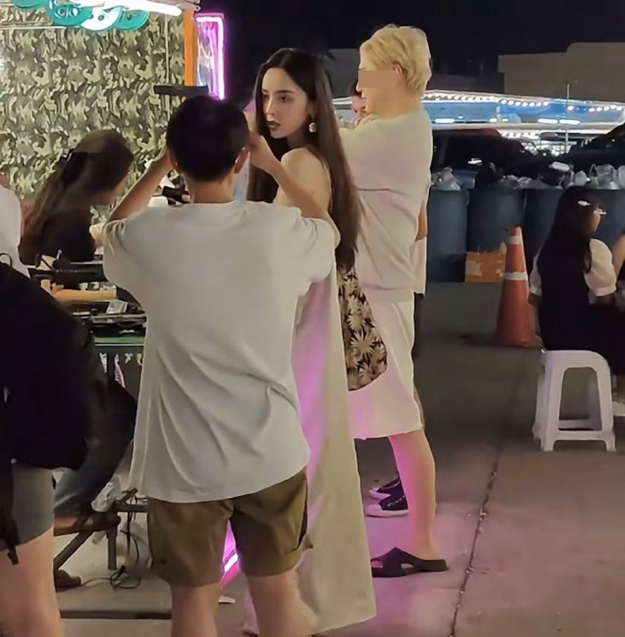 Cổ Lực Na Trát được phát hiện đi du lịch ở đảo Phuket. Ảnh: Weibo.