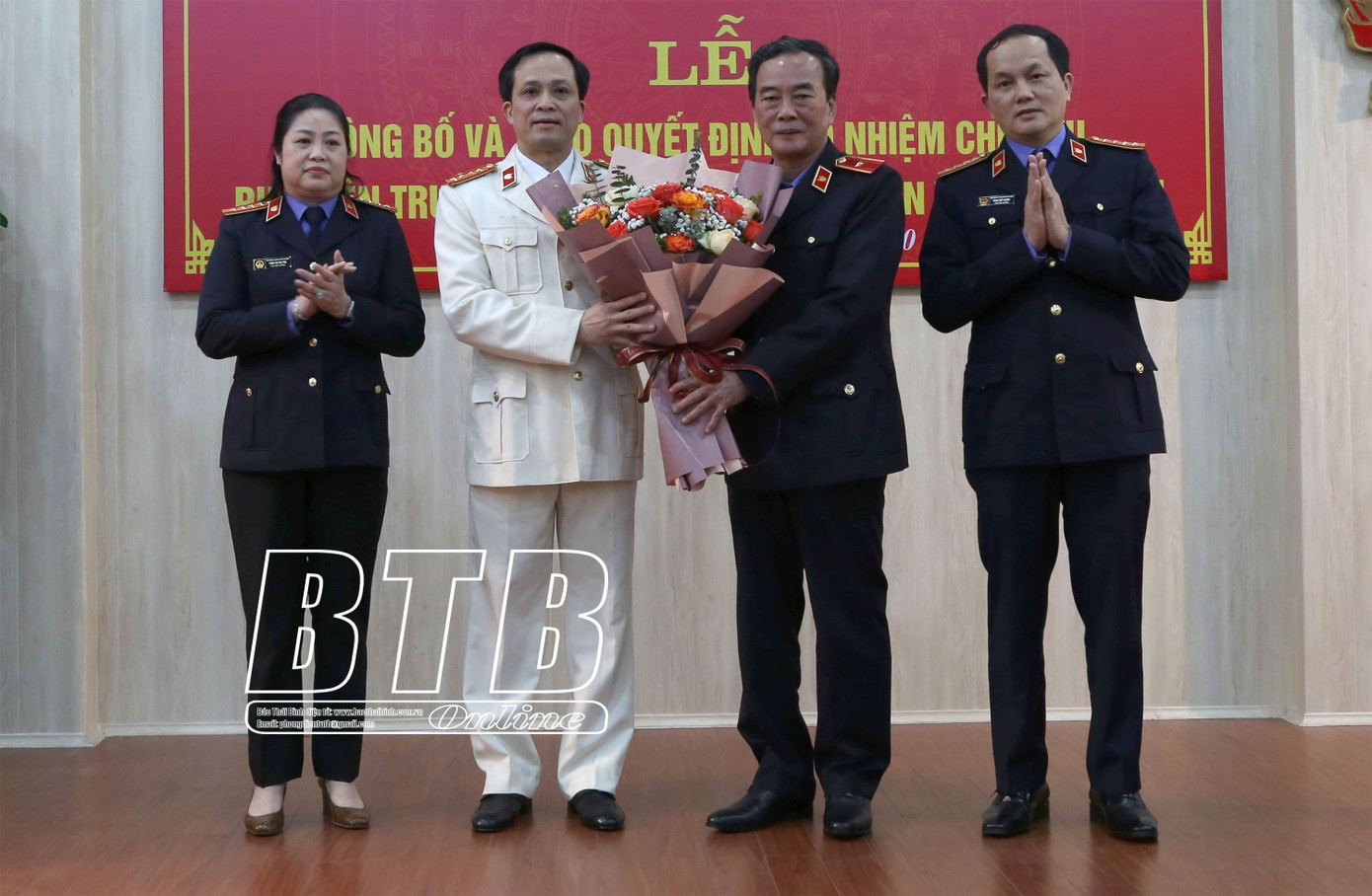 Tập thể lãnh đạo Viện KSND tỉnh tặng hoa chúc mừng đồng chí Nguyễn Anh Đức. Ảnh: Báo Thái Bình. Tập thể lãnh đạo Viện KSND tỉnh tặng hoa chúc mừng đồng chí Nguyễn Anh Đức. Ảnh: Báo Thái Bình.