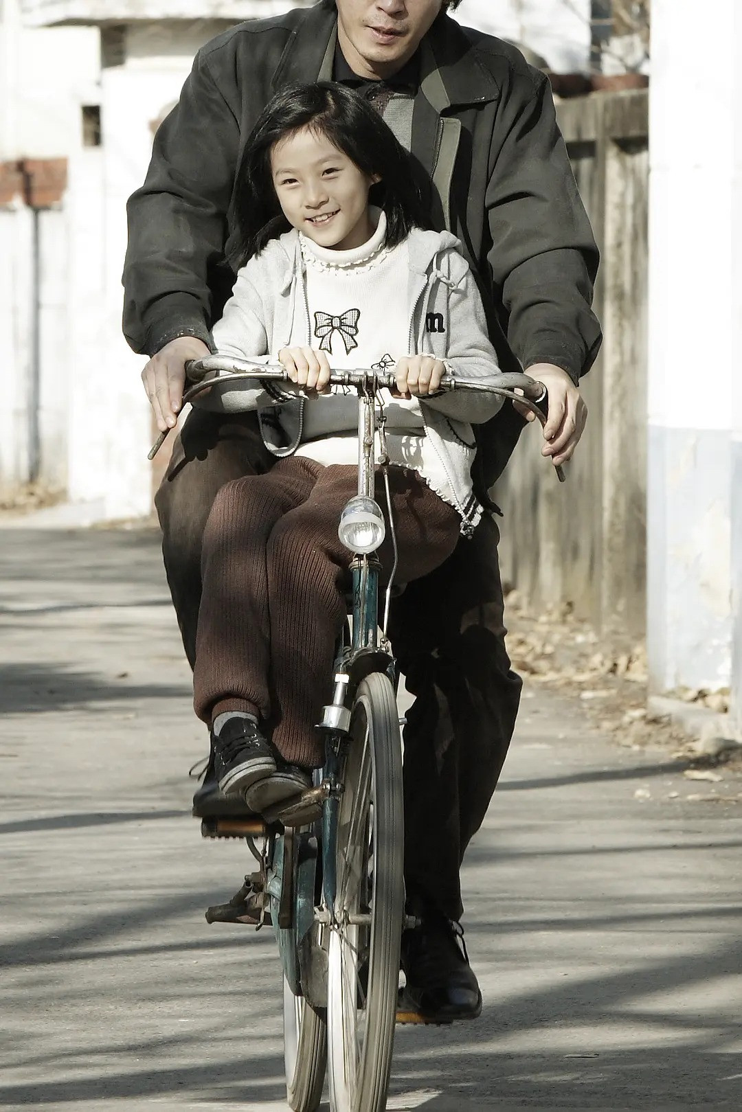 Kim Sae Ron sinh năm 2000 ở Seoul, Hàn Quốc. Cô xuất thân sao nhí, ra mắt showbiz Hàn Quốc với bộ phim A Brand New Life (2009). Ngay từ vai diễn đầu tay, Kim Sae Ron đã gây ấn tượng mạnh, trở thành nữ diễn viên trẻ nhất Hàn Quốc từng được mời tới tham dự Liên hoan phim Cannes.