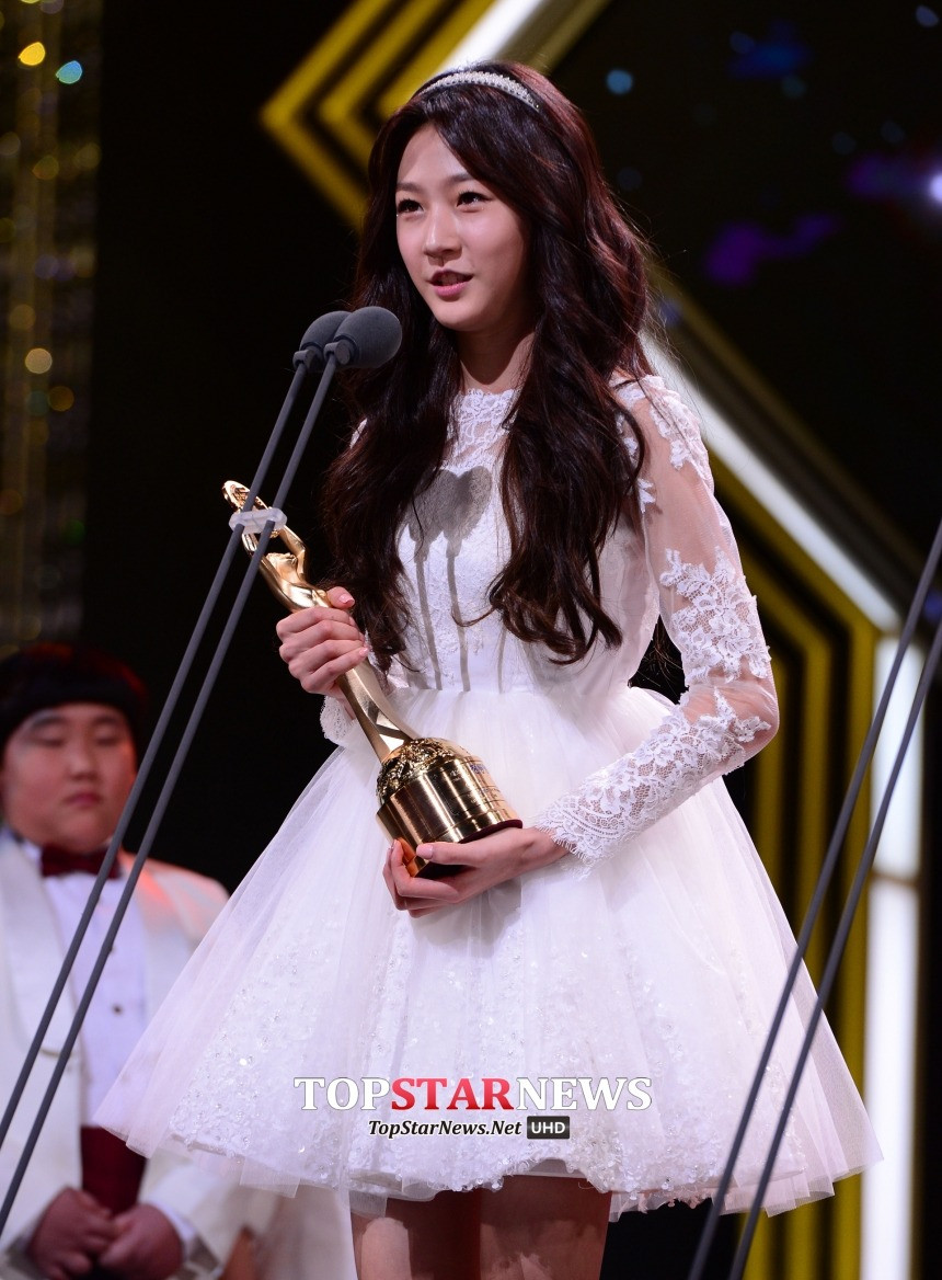 Năm 2014, cô được vinh danh tại lễ trao giải Rồng Xanh ở hạng mục Nữ diễn viên mới xuất sắc nhờ vai Sun Do Hee trong Cô bé nhà bên. Cô cũng là nữ diễn viên trẻ tuổi nhất lịch sử được đề cử Ảnh hậu Baeksang.