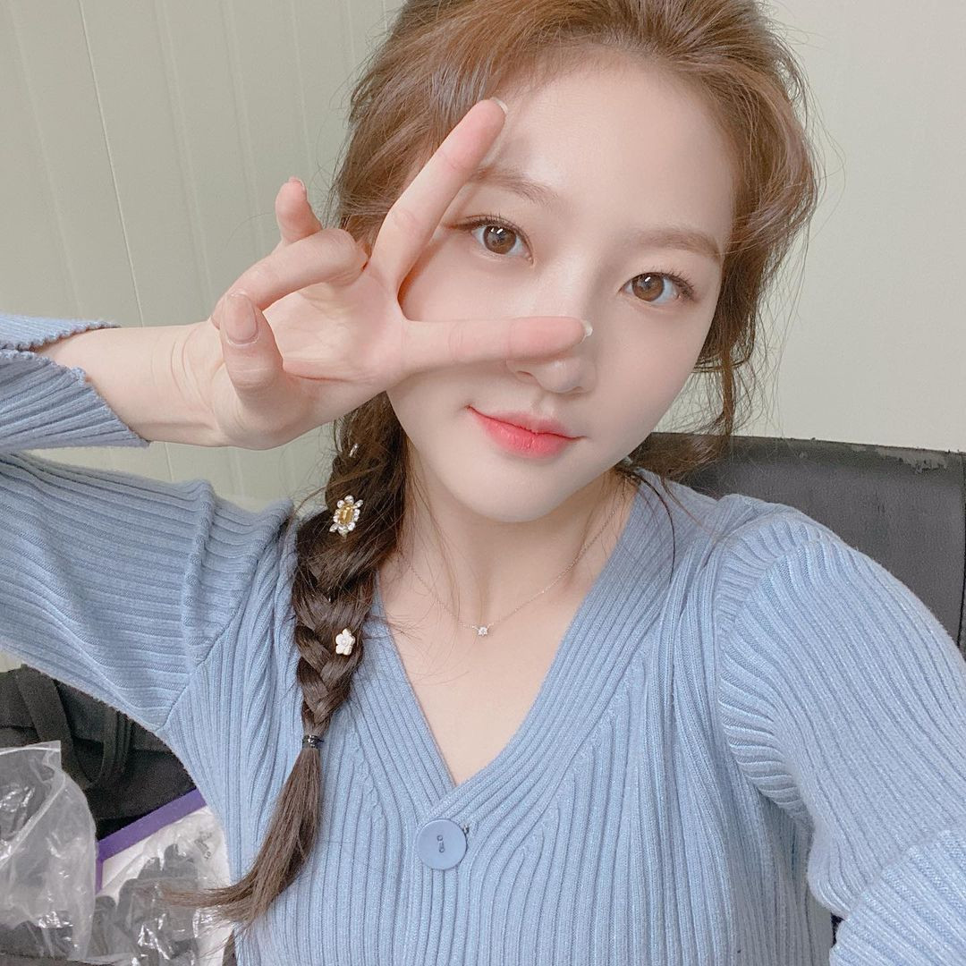 Theo thời gian, Kim Sae Ron càng trổ mã xinh đẹp. Cùng với Kim So Hyun, Kim Yoo Jung, cô được xếp vào hàng ngũ &quot;em gái quốc dân&quot; thế hệ mới. Tuy nhiên, khác với hai đàn chị cùng họ, Kim Sae Ron loay hoay không thoát được mác &quot;sao nhí&quot;. Những bộ phim cô đóng với tư cách diễn viên trưởng thành đều không được đánh giá cao, thậm chí mờ nhạt trong lòng công chúng.