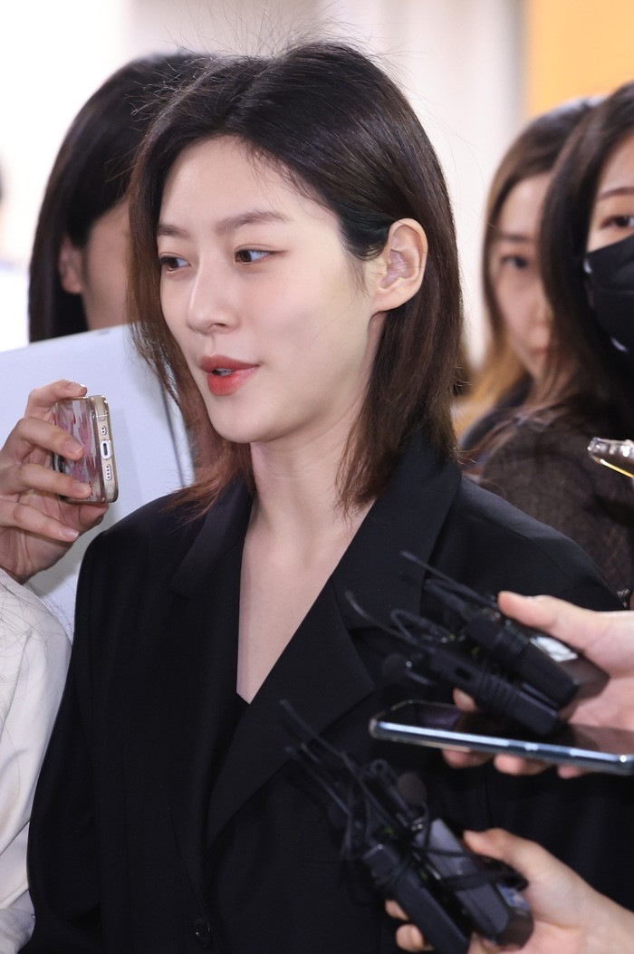 Tháng 5/2022, Kim Sae Ron bị bắt giữ về tội lái xe trong tình trạng say rượu. Người đẹp Gen Z còn đâm vào trạm biến áp rồi bỏ chạy. Vụ tai nạn không gây thiệt hại về người nhưng khiến khu vực lân cận bị mất điện, đèn giao thông không hoạt động và nhiều cơ sở kinh doanh bị tổn thất. Trong phiên tòa vào tháng 5/2023, cô bị tuyên phạt 20 triệu won (14.900 USD). Dù đã viết tâm thư xin lỗi và hứa bỏ rượu, Kim Sae Ron không được cư dân mạng tha thứ. Trong showbiz Hàn Quốc, say rượu mà vẫn lái xe còn gây tai nạn bị xem như &quot;án tử&quot; cho sự nghiệp. Cô buộc phải rút khỏi đoàn phim Hunting Dogs, Bloodhounds, ngoài ra còn bị KBS cấm sóng.