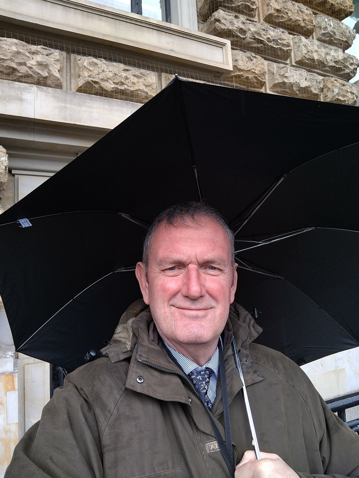 Tác giả Valentine Low nhận định thông báo về chẩn đoán ung thư của Kate bị đẩy nhanh do những thuyết âm mưu điên rồ. Ảnh: X.