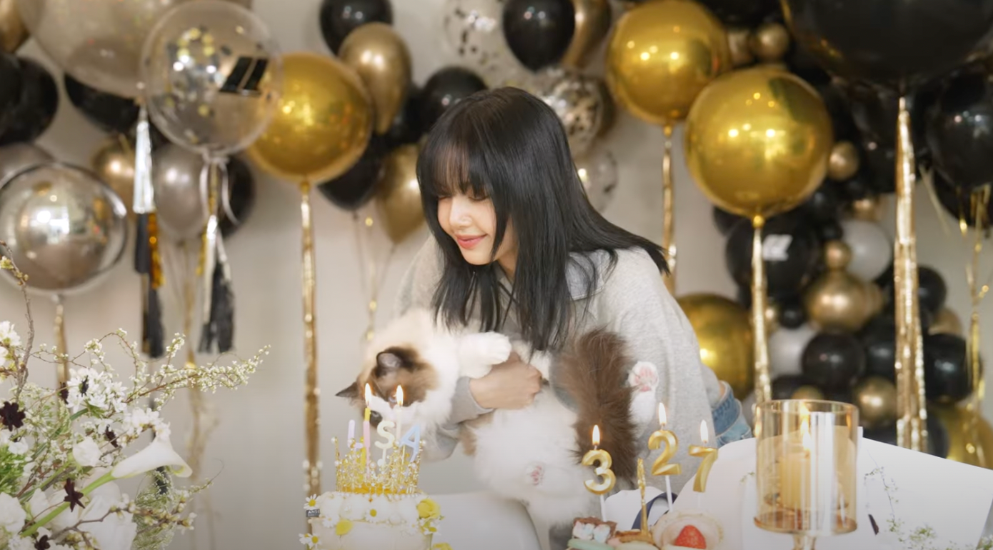 Lisa tổ chức sinh nhật tại nhà riêng với nhân viên và mèo cưng Lily. Lisa tổ chức sinh nhật tại nhà riêng với nhân viên và mèo cưng Lily.