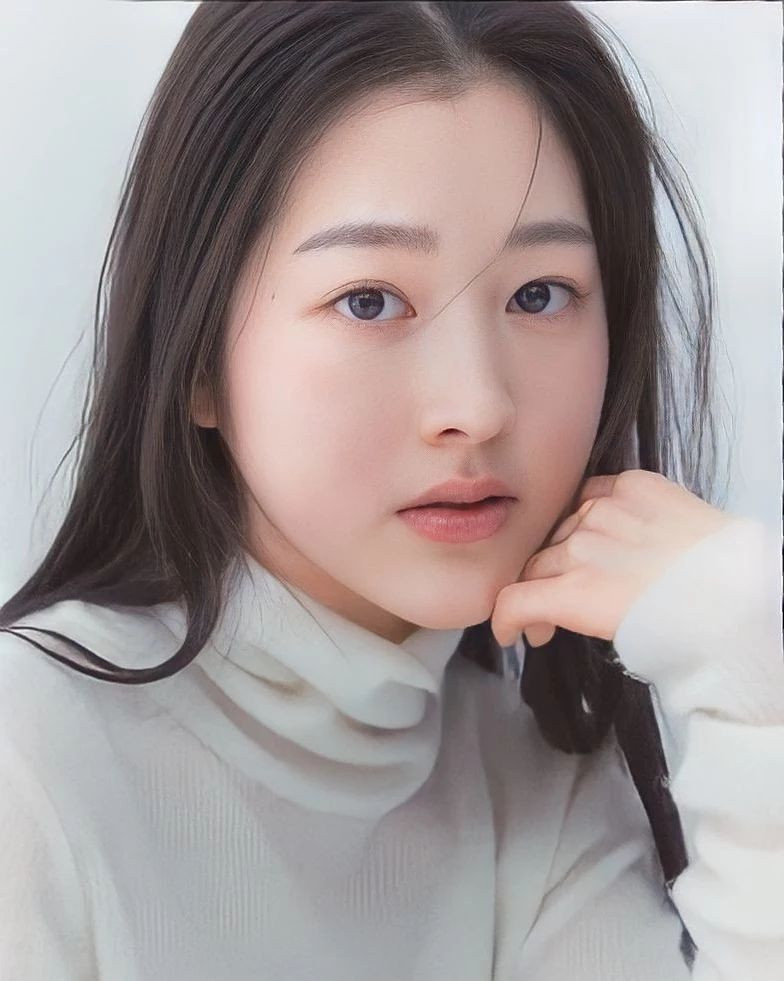 Jang Da Ah, tên thật là Jang Jin Young, sinh năm 2001, đang theo học tại đại học danh tiếng. Cô hiện là nghệ sĩ trực thuộc KingKong by Starship - công ty con của Starship Entertainment, công ty quản lý IVE.