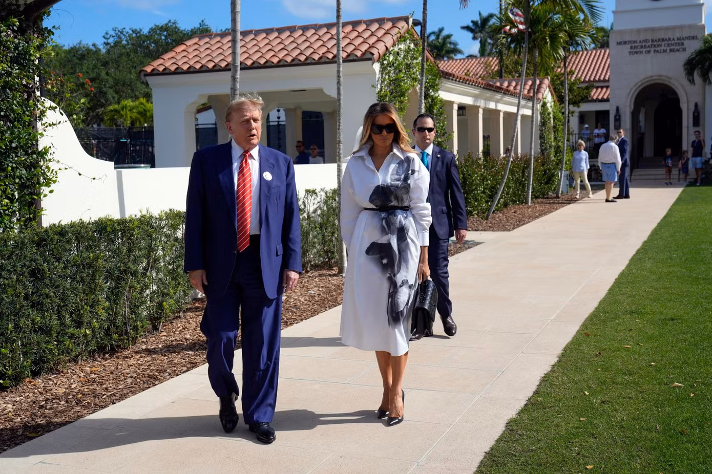 Bà Melania xuất hiện thanh lịch bên ông Trump trong ngày bầu cử sơ bộ. Ảnh: AP.