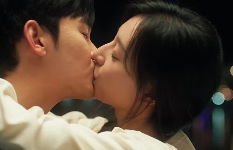 Kim Soo Hyun được cho là chấp nhận mức lương thấp hơn giá thị trường vì nể mặt biên kịch.