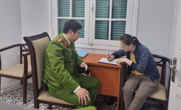 Chị H. ký cam kết không tái phạm hành vi "chặt chém" khách nước ngoài tại cơ quan công an.