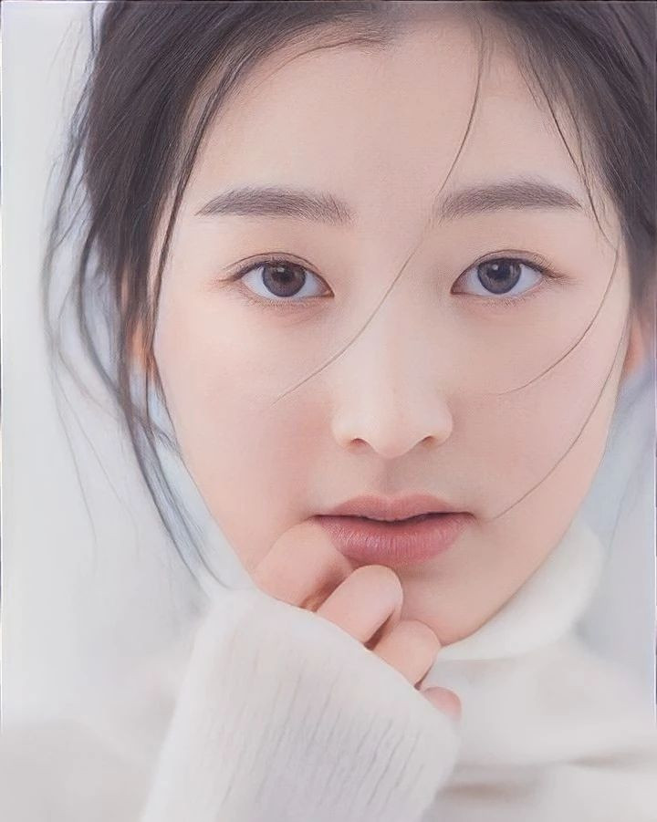 Jang Da Ah, tên thật là Jang Jin Young, sinh năm 2001, đang theo học tại đại học danh tiếng. Cô hiện là nghệ sĩ trực thuộc KingKong by Starship - công ty con của Starship Entertainment, công ty quản lý IVE.