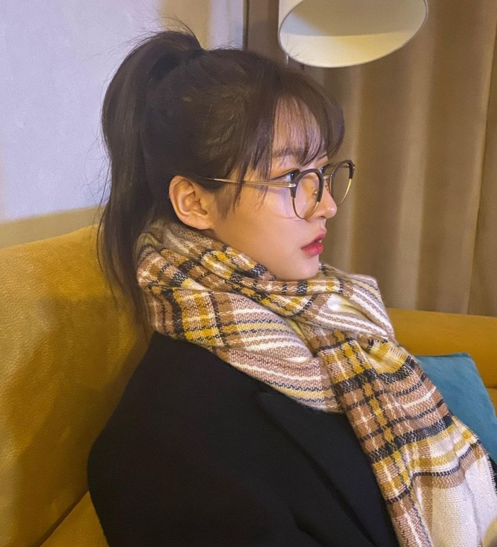 Theo thời gian, Kim Sae Ron càng trổ mã xinh đẹp. Cùng với Kim So Hyun, Kim Yoo Jung, cô được xếp vào hàng ngũ &quot;em gái quốc dân&quot; thế hệ mới. Tuy nhiên, khác với hai đàn chị cùng họ, Kim Sae Ron loay hoay không thoát được mác &quot;sao nhí&quot;. Những bộ phim cô đóng với tư cách diễn viên trưởng thành đều không được đánh giá cao, thậm chí mờ nhạt trong lòng công chúng.