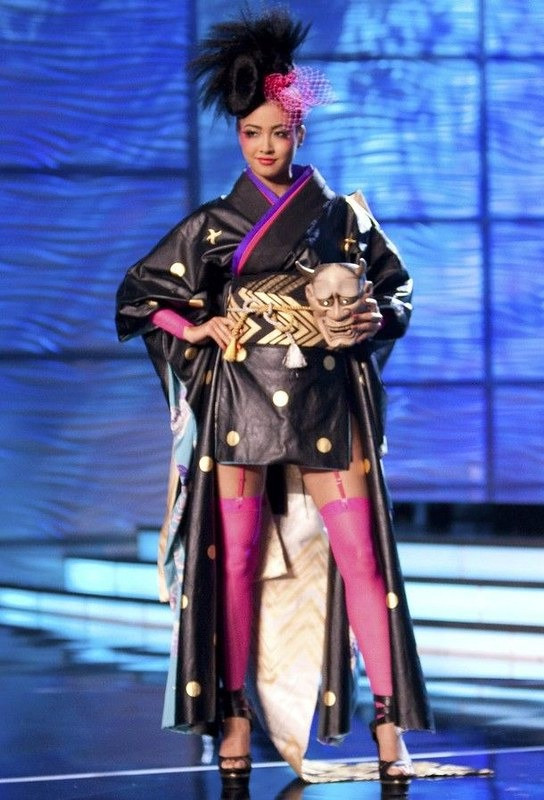 Bộ kimono khiến Emiri trở thành tâm điểm chỉ trích của công chúng Nhật Bản. Cư dân mạng dùng những từ ngữ nặng nề để gọi cô như &quot;biến thái&quot;, &quot;diễn viên khiêu dâm&quot;, &quot;nỗi ô nhục quốc gia&quot;... đồng thời cáo buộc người đẹp xúc phạm văn hóa quê nhà. Trước áp lực dư luận, ê kíp của Emiri đã chỉnh sửa cho phần tà bên dưới dài hơn một chút để trình diễn trên sân khấu chính thức.