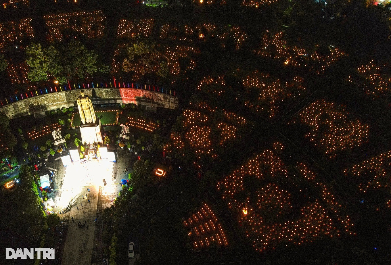 Lễ thắp nến tri ân các anh hùng, liệt sĩ đã hy sinh cho Tổ quốc, tại nghĩa trang liệt sĩ TPHCM (Ảnh: Hải Long).