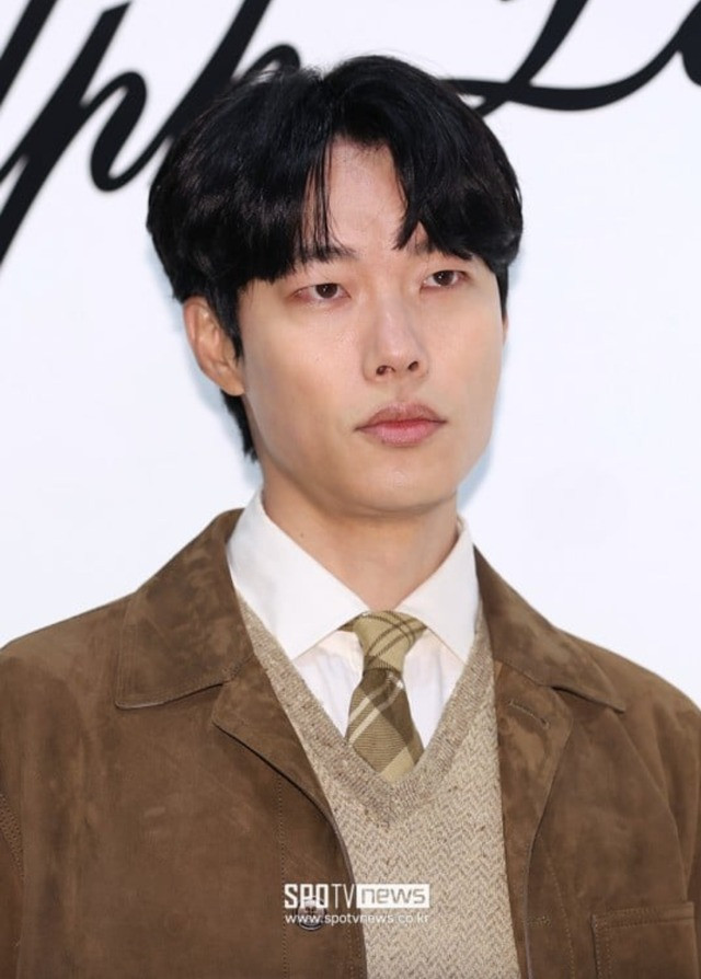 Ryu Joon Yeol không bình luận gì trong khi Han So Hee quay cuồng giải thích. Ảnh: SpotTVNews. Ryu Joon Yeol không bình luận gì trong khi Han So Hee quay cuồng giải thích. Ảnh: SpotTVNews.