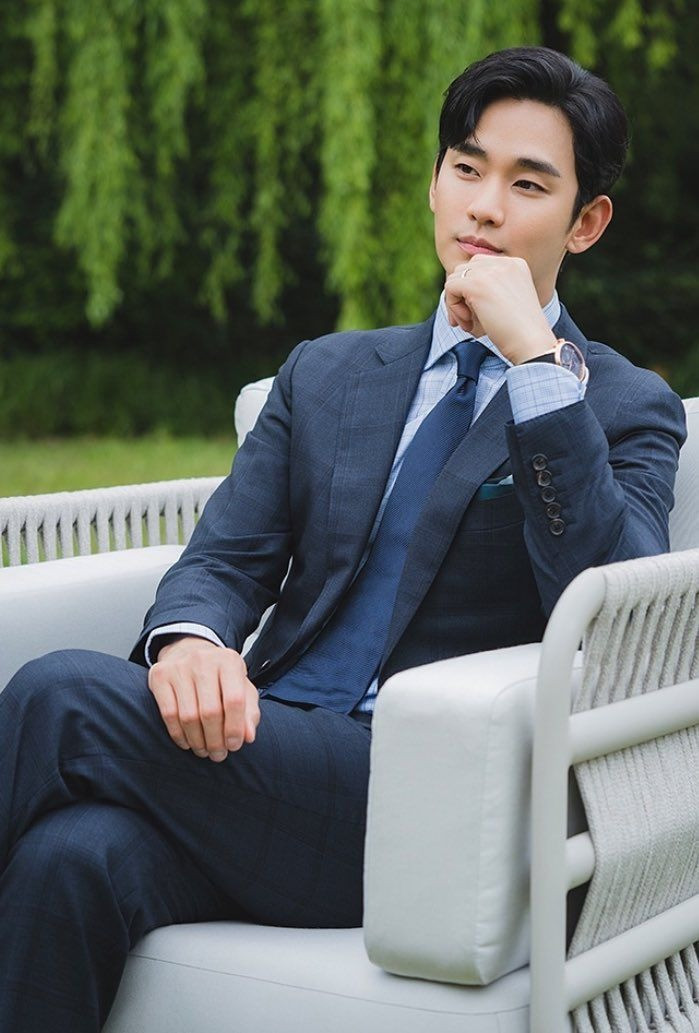 Động thái khó hiểu của Kim Sae Ron đẩy cô vào tình cảnh trở thành mục tiêu tấn công của cư dân mạng Hàn Quốc. Nhiều người tràn vào tài khoản Instagram của nữ diễn viên và để lại vô số bình luận ghét bỏ. Họ chỉ trích cô cố tình phá hoại Queen of Tears và nam chính Kim Soo Hyun. Số khác cho rằng Kim Sae Ron muốn tìm kiếm sự chú ý trong lúc sự nghiệp chạm đáy. Không rõ Kim Sae Ron có ý định gì nhưng bê bối do cô tạo ra vô tình giúp Han So Hee thoát khỏi tâm điểm chỉ trích liên quan đến ồn ào tình tay ba với Ryu Jun Yeol và Hyeri.