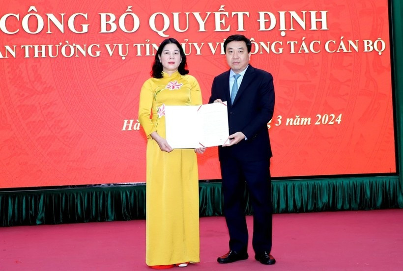 Quyền Bí thư Tỉnh ủy Hà Giang Nguyễn Mạnh Dũng trao quyết định của Ban Thường vụ Tỉnh ủy cho bà Chúng Thị Chiên. Ảnh: GDTĐ. Quyền Bí thư Tỉnh ủy Hà Giang Nguyễn Mạnh Dũng trao quyết định của Ban Thường vụ Tỉnh ủy cho bà Chúng Thị Chiên. Ảnh: GDTĐ.