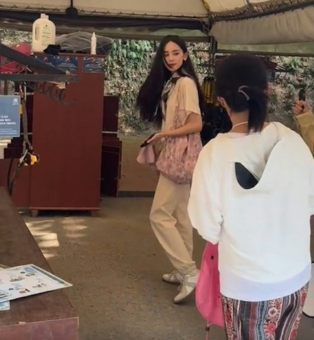 Cổ Lực Na Trát được phát hiện đi du lịch ở đảo Phuket. Ảnh: Weibo.