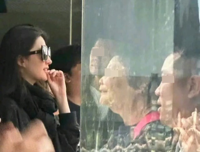 Động tác giật môi của Lưu Diệc Phi trở thành chủ đề bàn luận của cư dân mạng Trung Quốc. Ảnh: Weibo. Động tác giật môi của Lưu Diệc Phi trở thành chủ đề bàn luận của cư dân mạng Trung Quốc. Ảnh: Weibo.