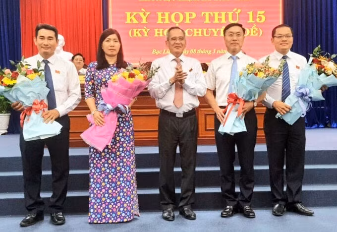 Ông Ngô Vũ Thăng và ông Huỳnh Hữu Trí (thứ 1 và thứ 2 từ phải qua trái) được bầu làm Phó Chủ tịch UBND tỉnh Bạc Liêu nhiệm kỳ 2021 - 2026. Ảnh: VGP.
