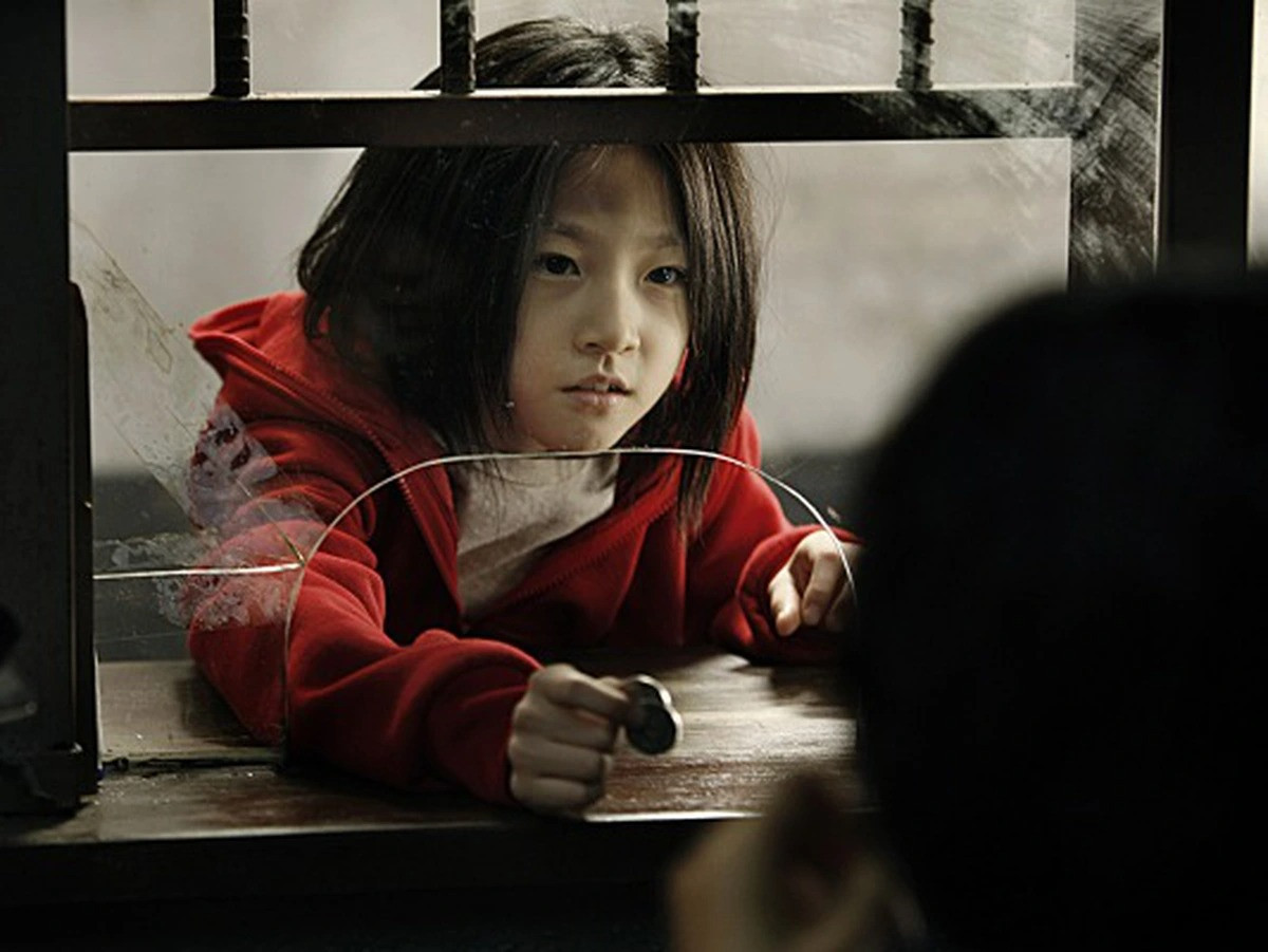 Một năm sau, Kim Sae Ron nổi tiếng khắp châu Á với vai cô bé Somi có hoàn cảnh éo le trong phim điện ảnh The Man from Nowhere, đóng cặp với tài tử Won Bin. Ngoại hình dễ thương cùng diễn xuất tốt giúp Kim Sae Ron ghi dấu ấn tốt trong lòng người xem. Kể từ đó, Kim Sae Ron là một trong những diễn viên nhí được săn đón nhất.