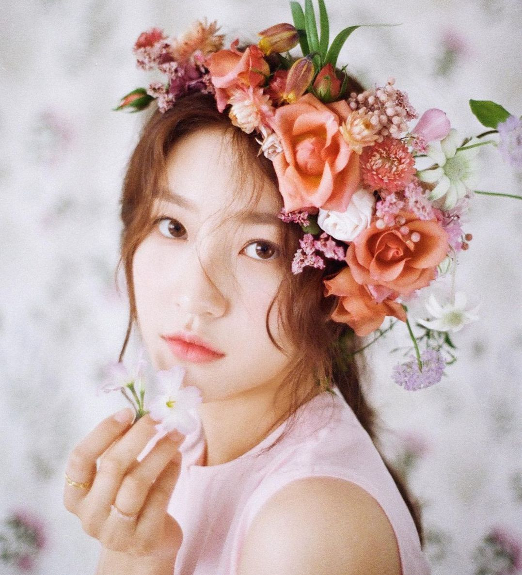 Theo thời gian, Kim Sae Ron càng trổ mã xinh đẹp. Cùng với Kim So Hyun, Kim Yoo Jung, cô được xếp vào hàng ngũ &quot;em gái quốc dân&quot; thế hệ mới. Tuy nhiên, khác với hai đàn chị cùng họ, Kim Sae Ron loay hoay không thoát được mác &quot;sao nhí&quot;. Những bộ phim cô đóng với tư cách diễn viên trưởng thành đều không được đánh giá cao, thậm chí mờ nhạt trong lòng công chúng.