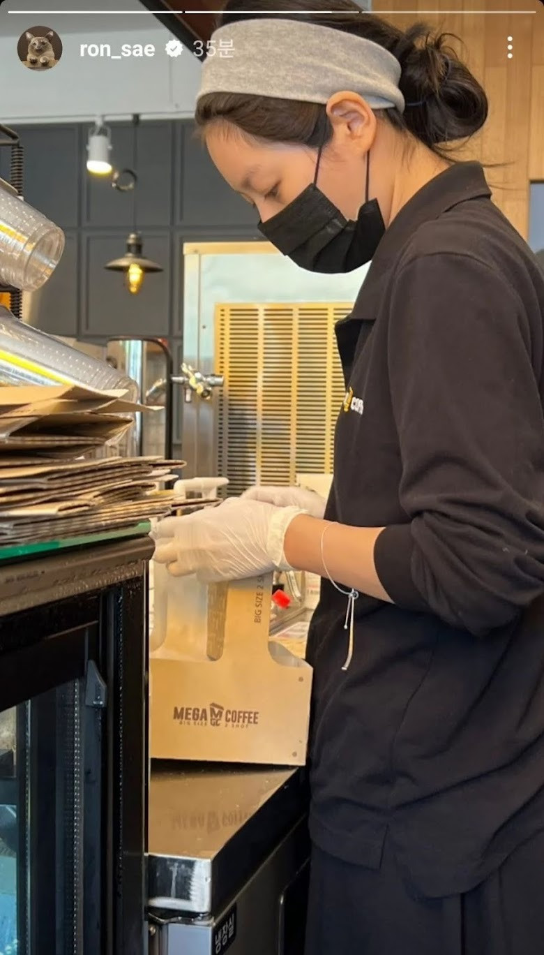 Tháng 3/2023, Kim Sae Ron gây chú ý khi chia sẻ hình ảnh mặc đồng phục nhân viên tại quán cà phê có tiếng. Sau đó, luật sư riêng Min Gi Ho cho biết ngôi sao nhí một thời gặp khó khăn tài chính vì vừa là trụ cột chính trong gia đình, vừa phải trả phí phạt. Do đó, cô phải làm công việc bán thời gian. Tuy nhiên, tranh cãi một lần nữa nổ ra khi người đẹp bị nghi dàn dựng vì chủ quán cà phê phủ nhận việc thuê cô làm việc.