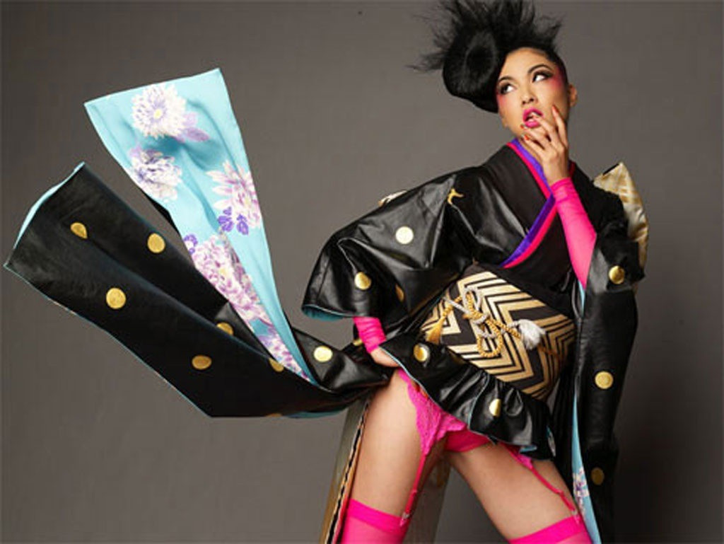 Năm 2009, Emiri Miyasaka đại diện cho xứ sở Mặt trời mọc tham gia đấu trường sắc đẹp hàng đầu thế giới. Trong phần thi trang phục dân tộc, Emiri mang đến bộ kimono cách tân phiên bản siêu tiết kiệm vải. Phần thân trên giống với trang phục truyền thống Nhật Bản thông thường, nhưng phần dưới bị cắt bỏ hoàn toàn để lộ nội y và tất lưới màu hồng neon chói mắt.