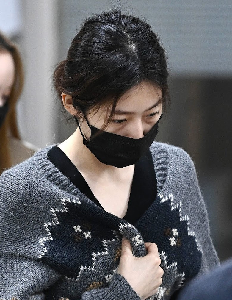 Tháng 5/2022, Kim Sae Ron bị bắt giữ về tội lái xe trong tình trạng say rượu. Người đẹp Gen Z còn đâm vào trạm biến áp rồi bỏ chạy. Vụ tai nạn không gây thiệt hại về người nhưng khiến khu vực lân cận bị mất điện, đèn giao thông không hoạt động và nhiều cơ sở kinh doanh bị tổn thất. Trong phiên tòa vào tháng 5/2023, cô bị tuyên phạt 20 triệu won (14.900 USD). Dù đã viết tâm thư xin lỗi và hứa bỏ rượu, Kim Sae Ron không được cư dân mạng tha thứ. Trong showbiz Hàn Quốc, say rượu mà vẫn lái xe còn gây tai nạn bị xem như &quot;án tử&quot; cho sự nghiệp. Cô buộc phải rút khỏi đoàn phim Hunting Dogs, Bloodhounds, ngoài ra còn bị KBS cấm sóng.