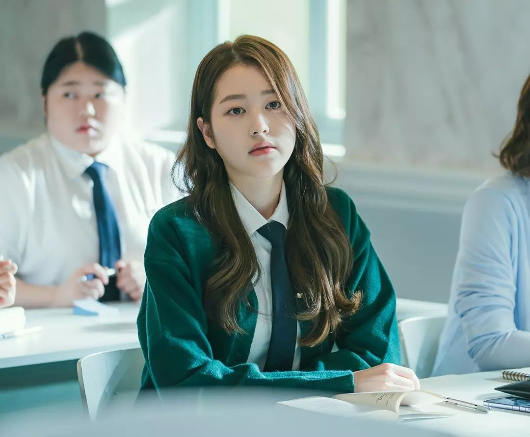 Pyramid Game (tựa Việt: Trò chơi kim tự tháp) là một trong những bộ phim truyền hình Hàn Quốc được yêu thích nhất đầu năm 2024. Lấy đề tài bạo lực học đường, phim quay quanh câu chuyện về trò chơi sinh tồn tàn nhẫn tại một trường học nữ sinh danh tiếng. Kể từ thời điểm phim lên sóng vào ngày 29/2, nhân tố gây bất ngờ nhất trong phim là vai phản diện do Jang Da Ah đóng.