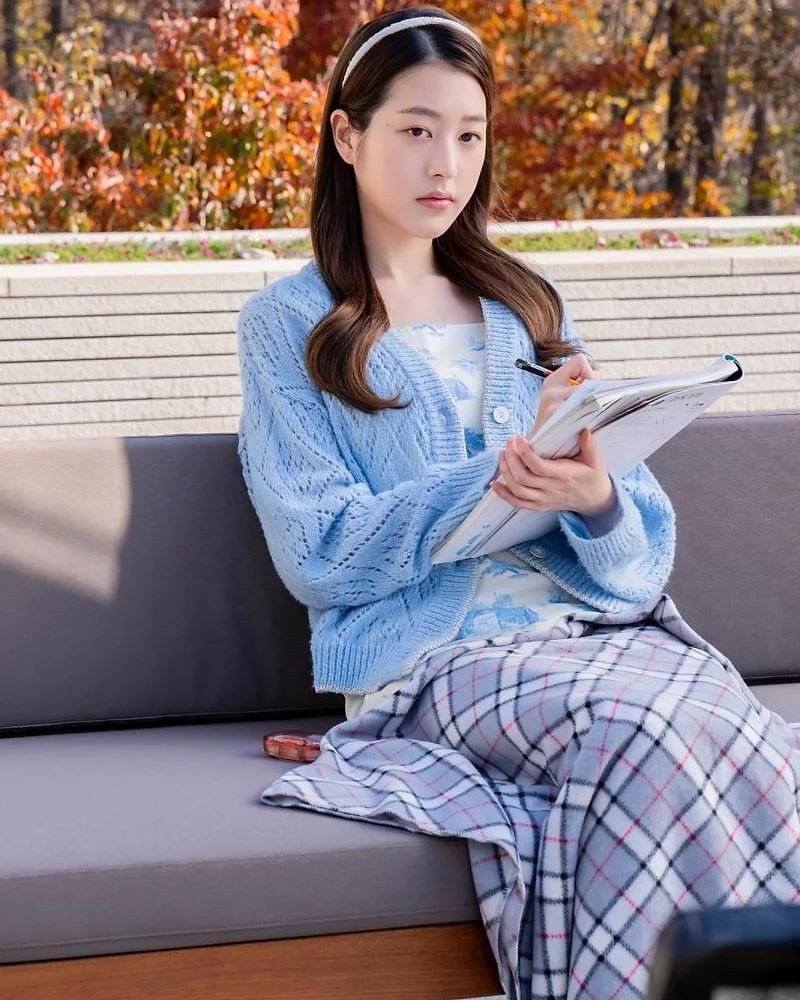 Không chỉ sở hữu ngoại hình xuất sắc, Jang Da Ah còn gây ấn tượng về diễn xuất bất chấp những hoài nghi ban đầu. Cư dân mạng khen mỹ nhân Gen Z thể hiện thành công khí chất cao quý, kiêu ngạo và nhiều tham vọng của con gái trong gia đình giàu có, quyền lực. Nhiều người cho rằng cô giống thực sự sinh ra là tiểu thư tài phiệt.