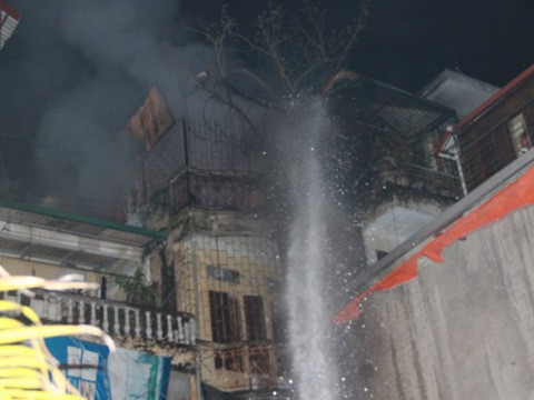 Ngọn lửa lan ra từ ngôi nhà 4 tầng.