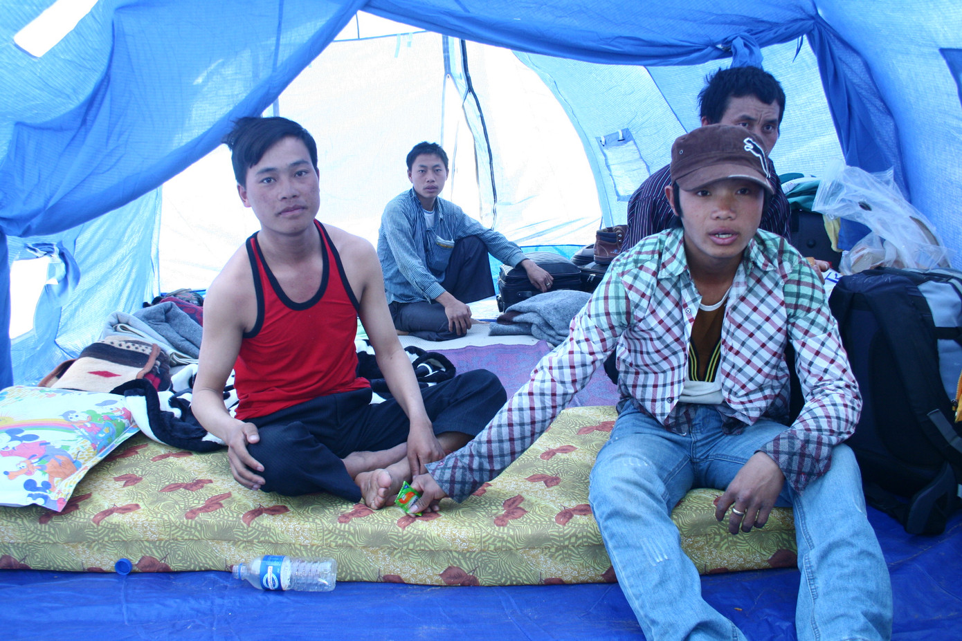 Sùng Oa Khua (bên trái)