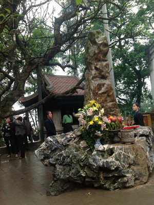 “Cột đá thề” mô phỏng cột đá thề xưa trong truyền thuyết. “Cột đá thề” mô phỏng cột đá thề xưa trong truyền thuyết