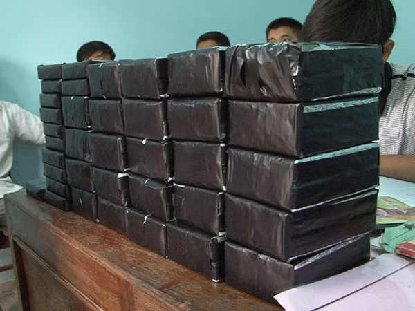 62 bánh heroin thu giữ trên xe tải của các đối tượng
