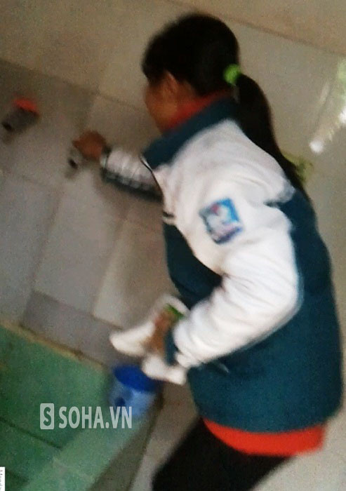 Dẫn vào trong khu tắm khoáng mở vòi, kiểm tra nước. Dẫn vào trong khu tắm khoáng mở vòi, kiểm tra nước