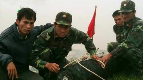 Quả bom được phát hiện lấy lên bờ an toàn. Quả bom được phát hiện lấy lên bờ an toàn