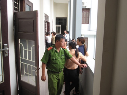 Rất đông cán bộ ngành Tòa án theo dõi phiên xét xử. Rất đông cán bộ ngành Tòa án theo dõi phiên xét xử