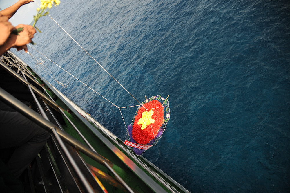 Thả hoa tưởng niệm các liệt lỹ