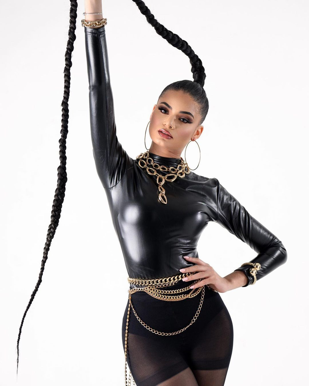 Với 4 năm kinh nghiệm làm đại lý bất động sản và giáo viên dạy khiêu vũ và catwalk, Maria đã chứng tỏ mình là phụ nữ đa tài.