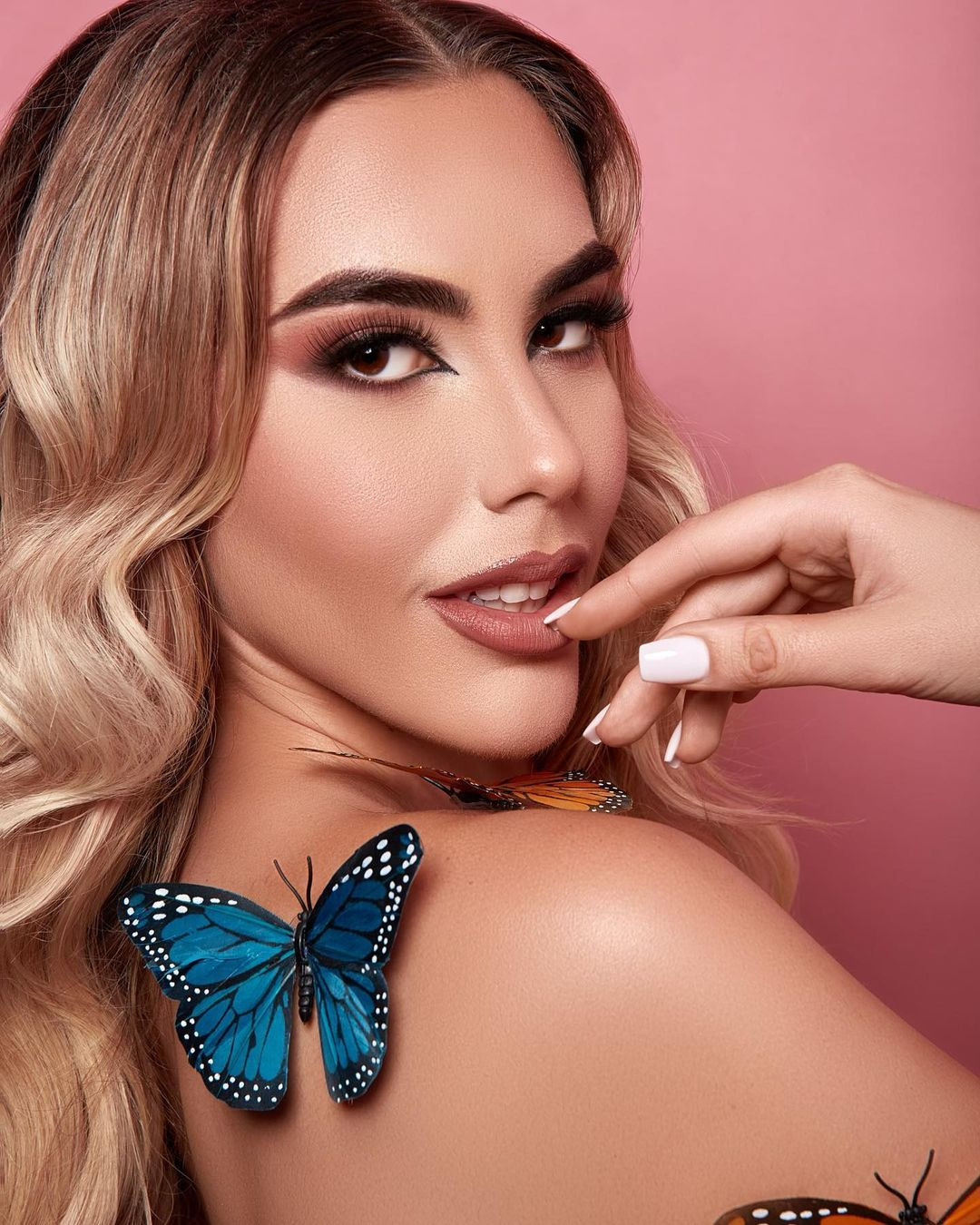 Người đẹp năm nay 23 tuổi, là người gốc Havana. Cô là người mẫu chuyên nghiệp, đồng thời mở lớp dạy làm người mẫu cho phụ nữ trẻ.