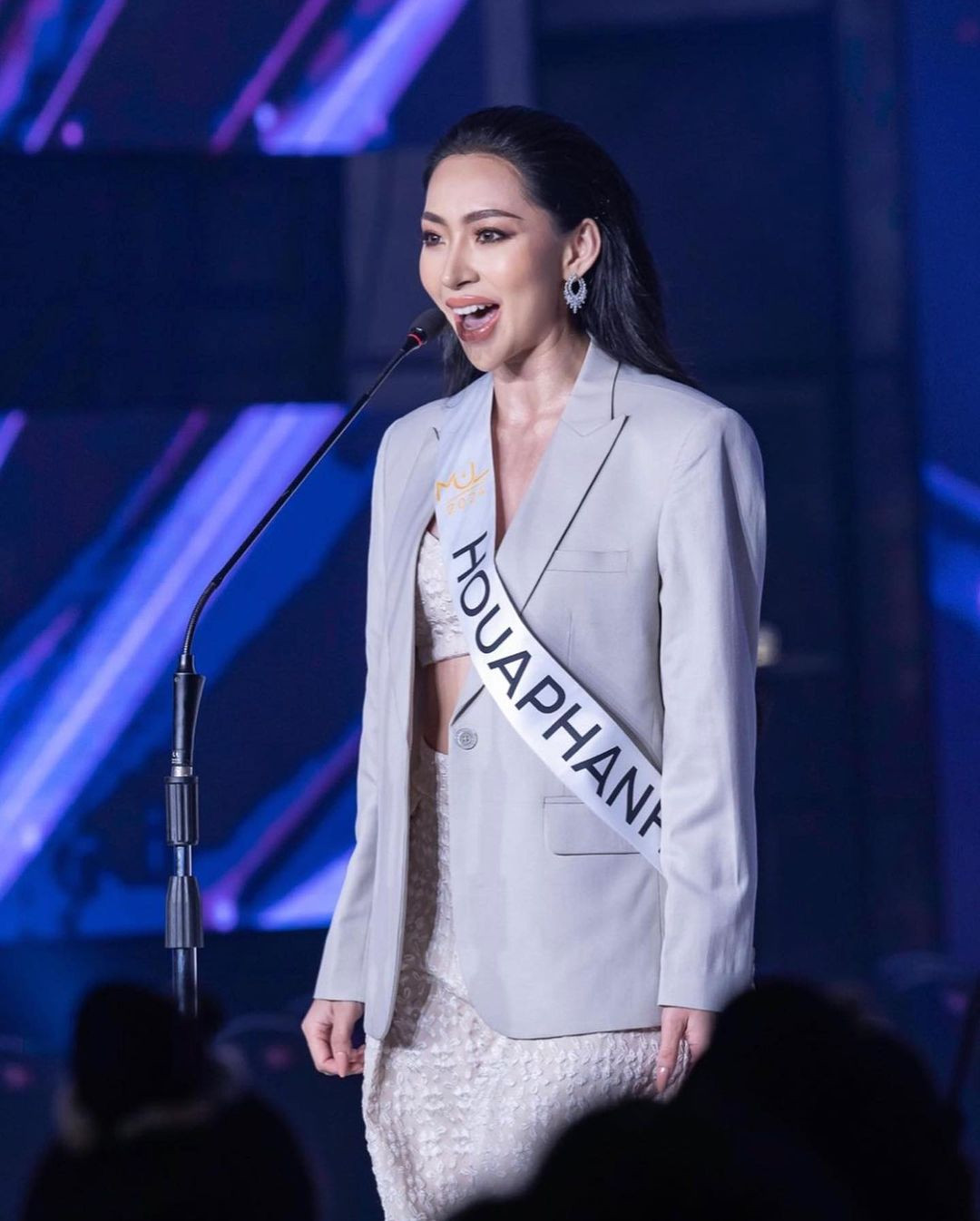 Cô tham gia các hoạt động như trồng cây, tặng sách cho các trẻ em nghèo hiếu học ở Lào.